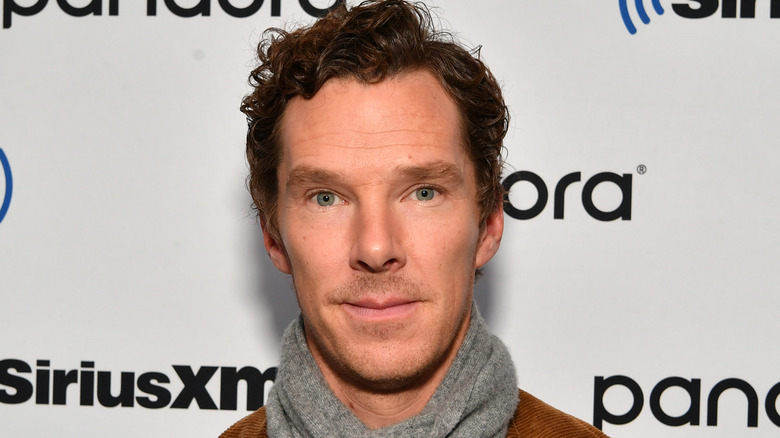 Benedict Cumberbatch indossa una sciarpa grigia