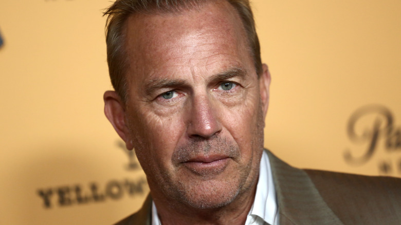 Kevin Costner con la barba corta