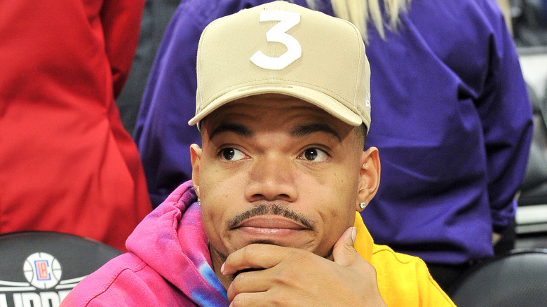 Chance The Rapper con la mano sul mento