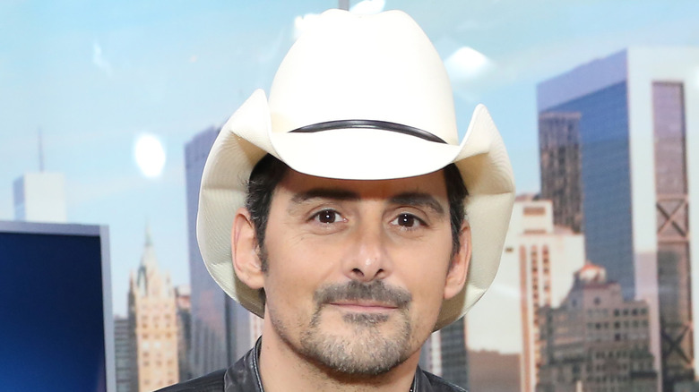 Brad Paisley indossa un cappello da cowboy bianco