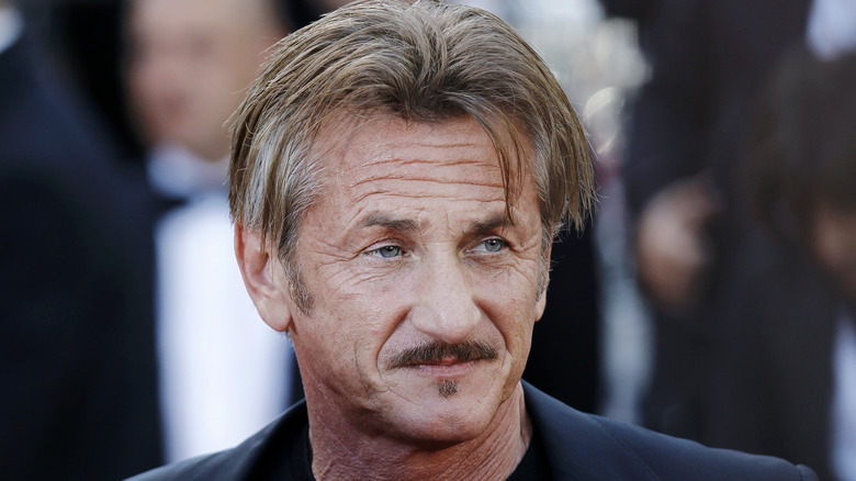 Sean Penn distoglie lo sguardo