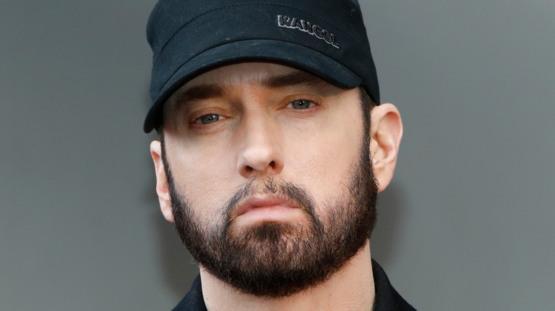 Eminem indossa un berretto nero