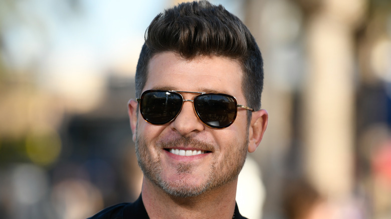 Robin Thicke indossa occhiali da sole 