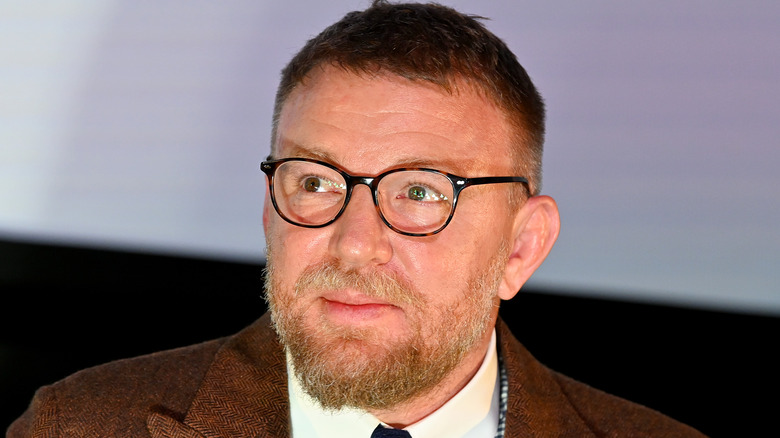 Guy Ritchie con gli occhiali 