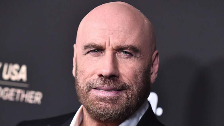 John Travolta sfoggia una testa calva