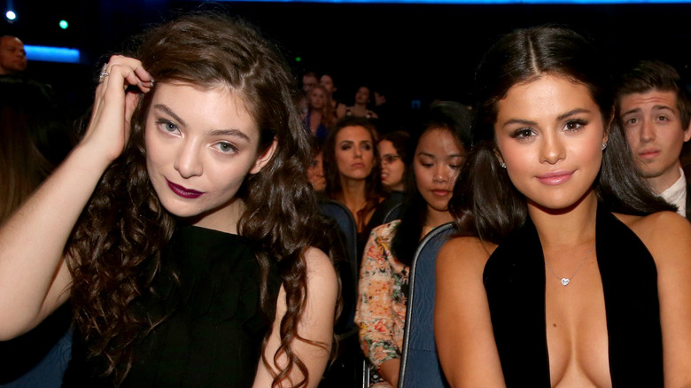 Lorde e Selena Gomez, entrambe sedute