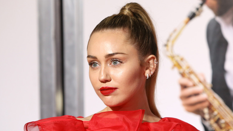 Miley Cyrus vestita di rosso