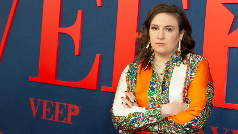 Lena Dunham incrociando le braccia