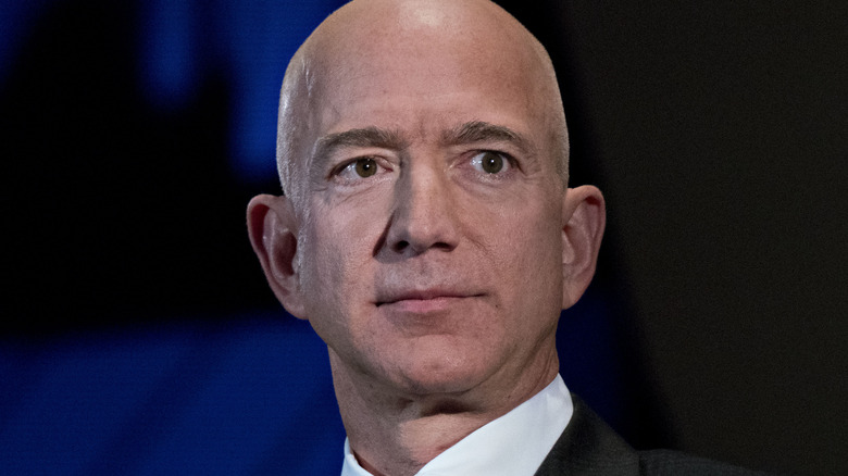 Jeff Bezos sta a guardare