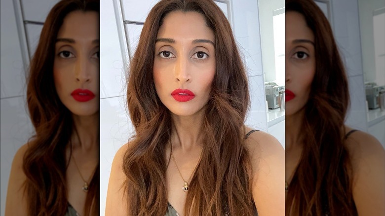 Anisha, selfie con rossetto rosso, non sorridente 