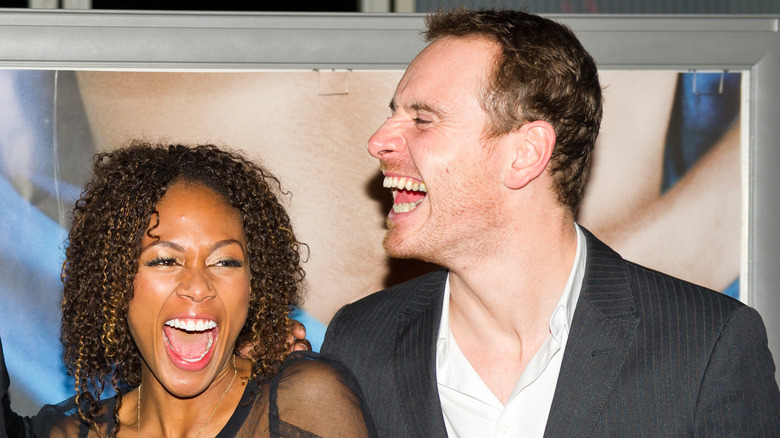 Nicole Beharie e Michael Fassbender ridono