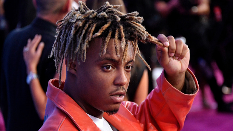 Juice WRLD che tira i capelli