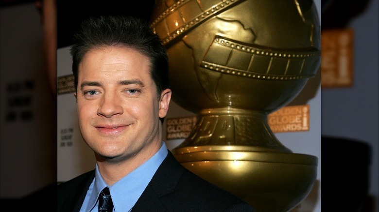 Brendan Fraser sorride davanti alla statua del Golden Globe