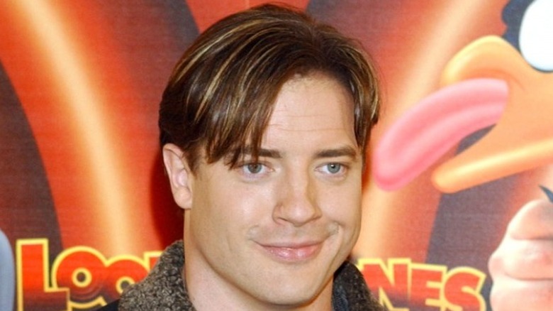 Brendan Fraser sorride