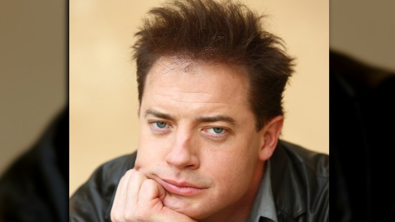 Brendan Fraser con la mano sul mento