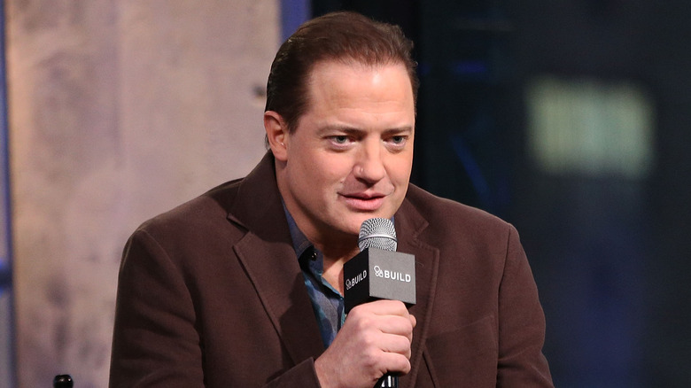 Brendan Fraser parla al microfono