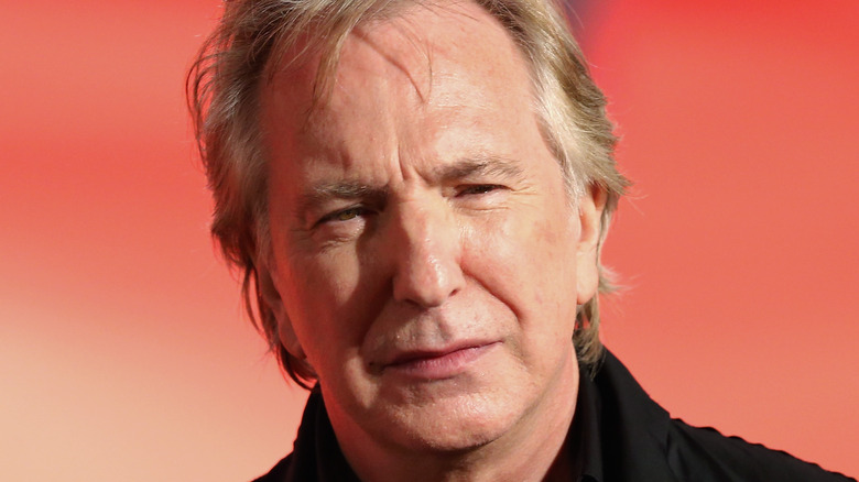 Alan Rickman strizzando gli occhi