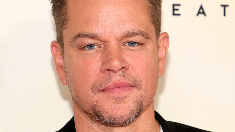 Matt Damon che guarda la telecamera