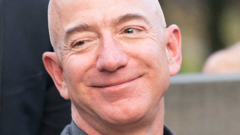 Jeff Bezos sorride