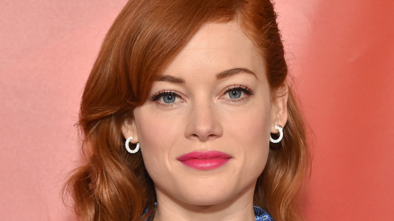 Jane Levy con il rossetto rosa che fissa