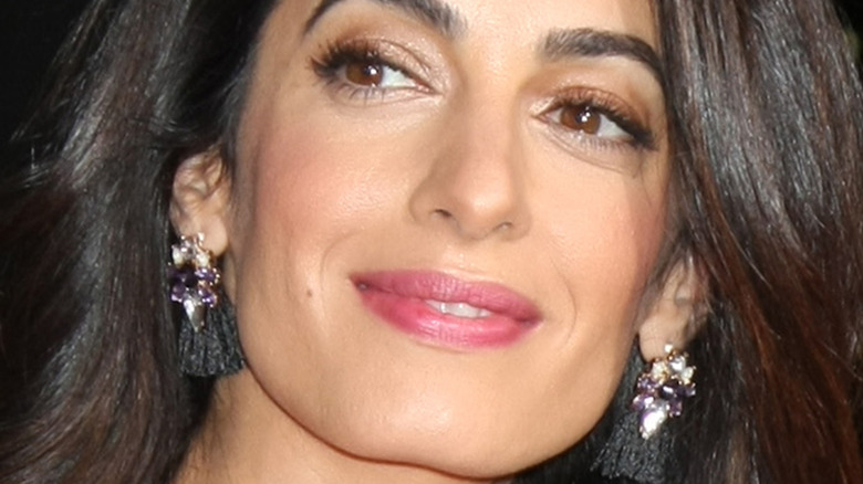 Amal Clooney sorride