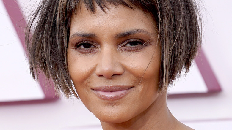 Halle Berry sorride