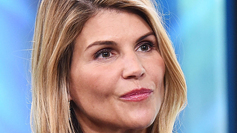 Lori Loughlin arriccia le labbra