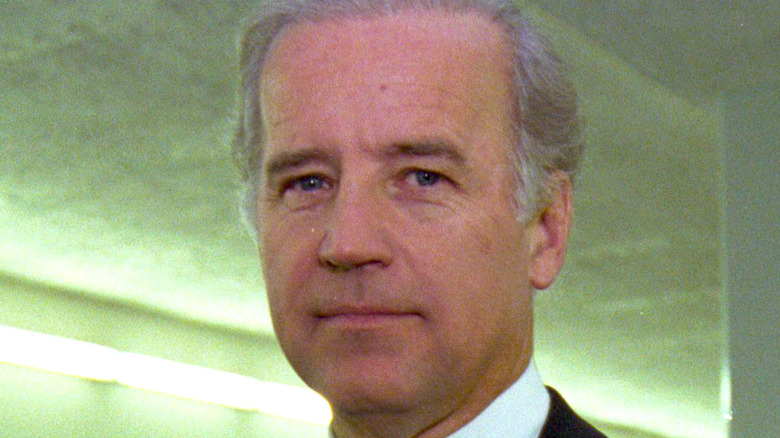 Joe Biden guarda la telecamera