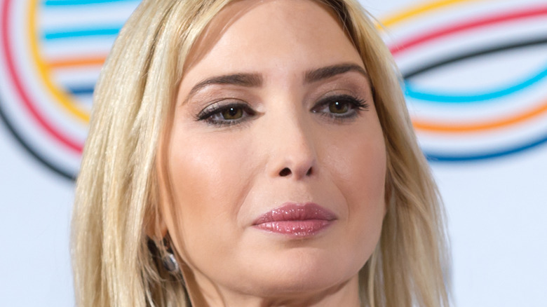 Ivanka Trump guarda di lato