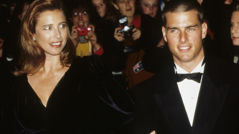 Mimi Rogers e Tom Cruise, in posa a braccetto