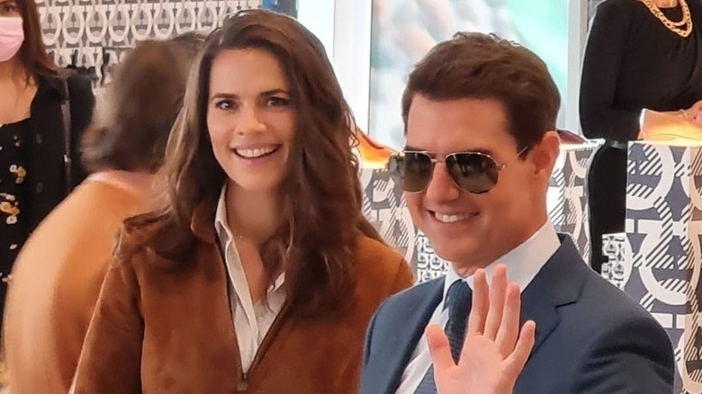 Hayley Atwell e Tom Cruise sorridono entrambi