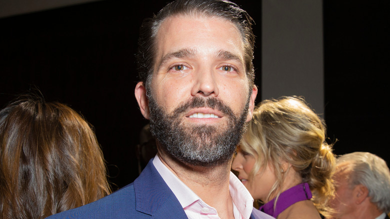 Donald Trump Jr. sorridente in completo 