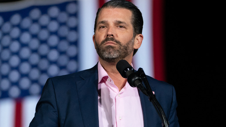 Donald Trump Jr. parla davanti alla bandiera americana