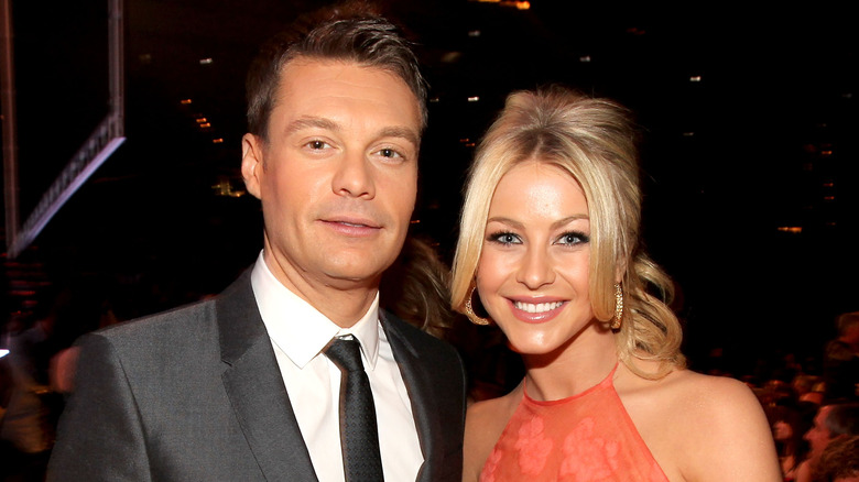 Ryan Seacrest e Julianne Hough sorridono 