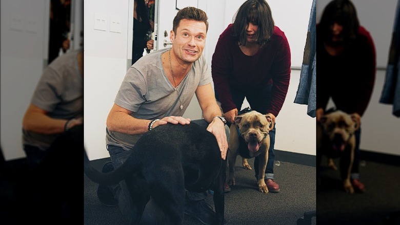 Ryan Seacrest posa con il cane