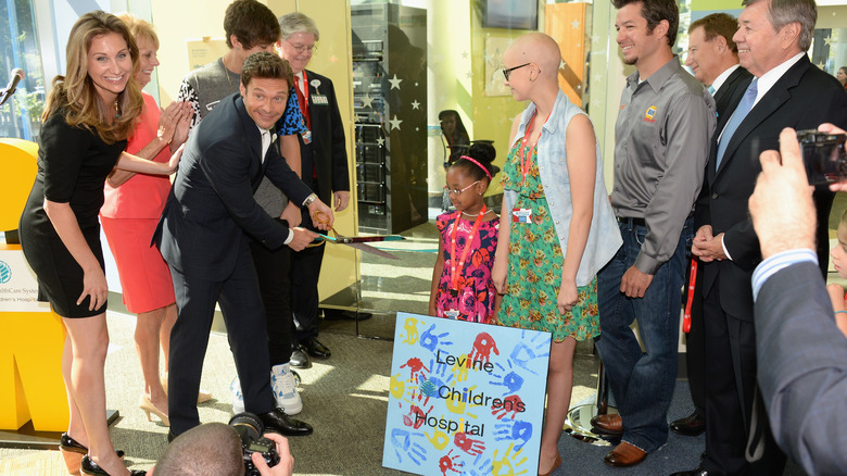 Ryan Seacrest al taglio del nastro dei Seacrest Studios 