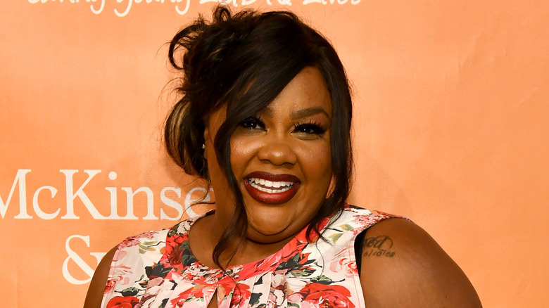 Nicole Byer sorride