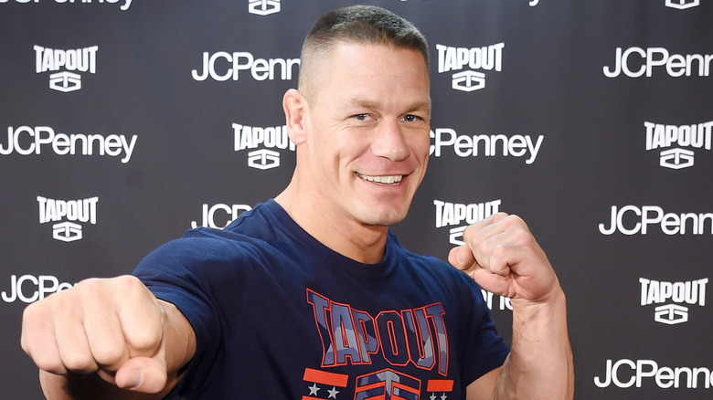 John Cena che fa i pugni