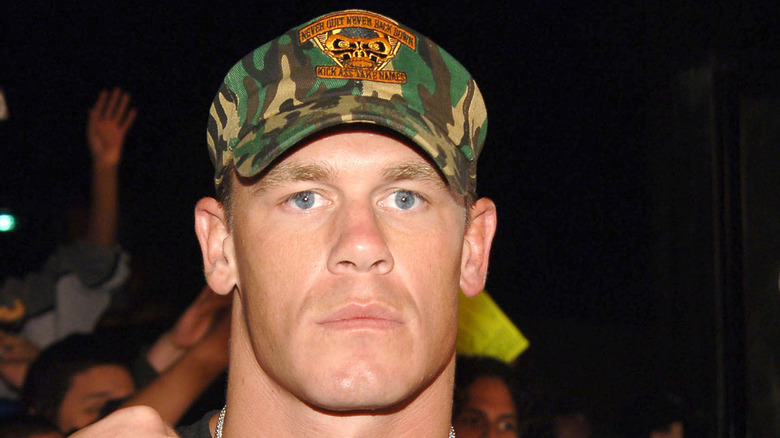 John Cena in un cappello mimetico