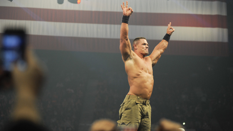 John Cena con le braccia alzate