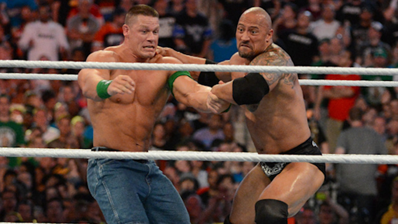 John Cena combatte contro The Rock