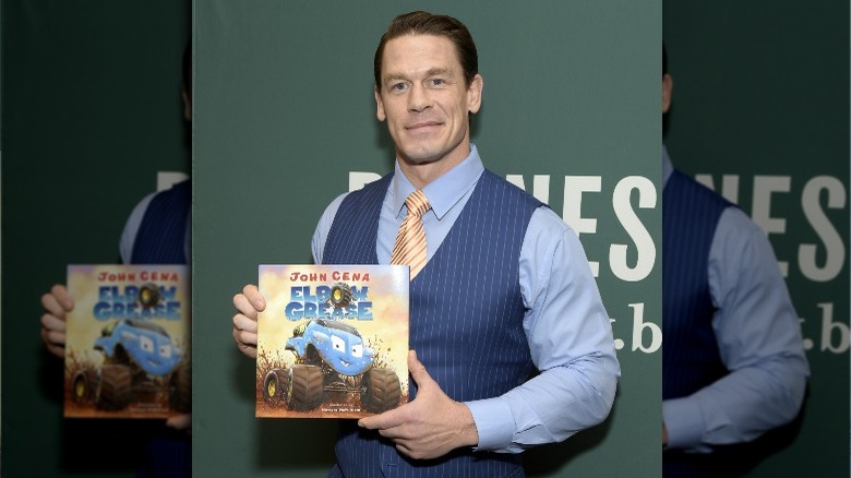 John Cena con in mano il suo libro