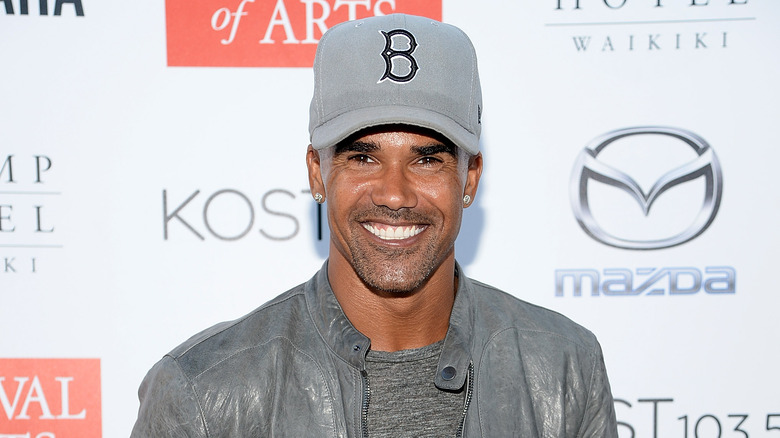 Shemar Moore con il cappello dei Boston Red Sox, sorridente