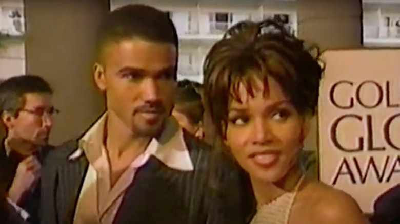 Shemar Moore, Halle Berry, guardano entrambe a destra