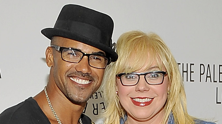 Shemar Moore, Kirsten Vangsness, entrambi sorridenti