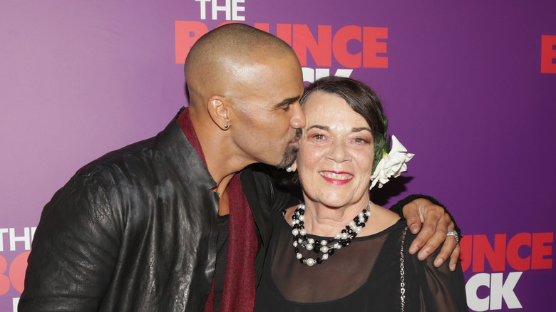 Shemar Moore bacia Marilyn Wilson Moore sulla guancia