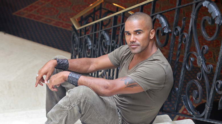 Shemar Moore seduto sulle scale