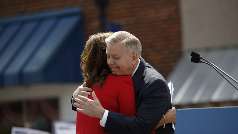 Lindsey Graham abbraccia sua sorella Darline