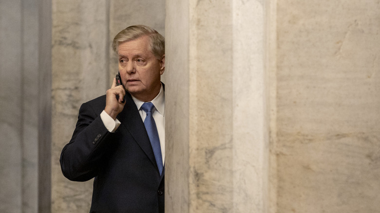 Lindsey Graham parla al telefono