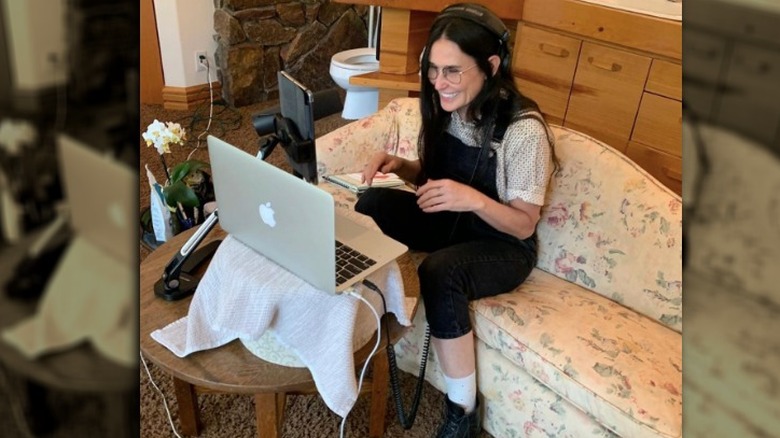 Demi Moore sul suo laptop nel suo bagno con moquette